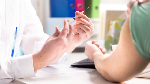 Essais cliniques : faut-il vacciner les participants qui ont reçu un placebo ?
