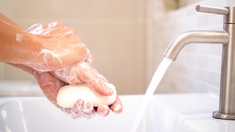 Covid-19 : comment respecter les gestes barrières sans abîmer ses mains ?
