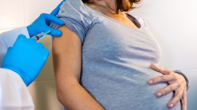 Covid : faut-il vacciner les femmes enceintes ?