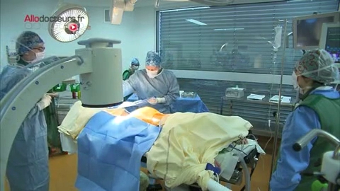 Attention images de chirurgie ! Une fois implanté, le pacemaker peut fonctionner pendant une dizaine d'années.