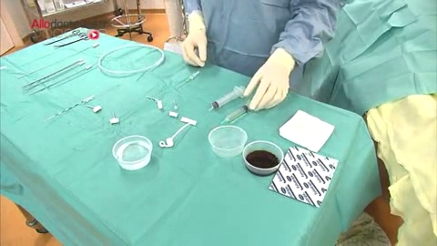Attention, images d'intervention chirurgicale. Cette opération permet aux patients qui ont un intestin qui ne fonctionne plus de pouvoir reprendre un transit.