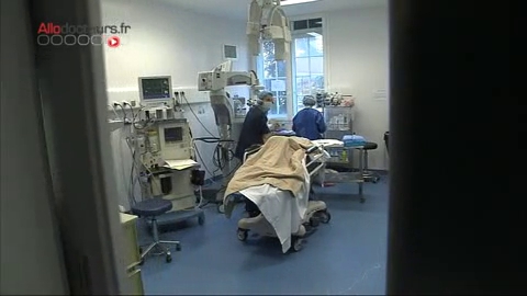 Attention, images d'intervention chirurgicale ! L'opération a pour but de faire baisser la pression intra-oculaire et stopper l'évolution du glaucome.