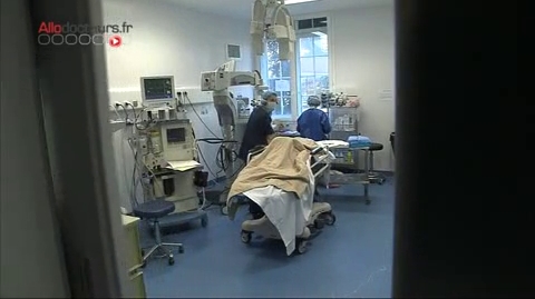 Attention, images d'intervention chirurgicale ! L'opération a pour but de faire baisser la pression intra-oculaire et stopper l'évolution du glaucome.