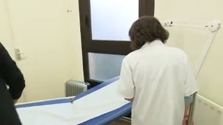 Pour traiter l'acné, certains patients se voient proposer un nettoyage de peau par leur dermatologue.