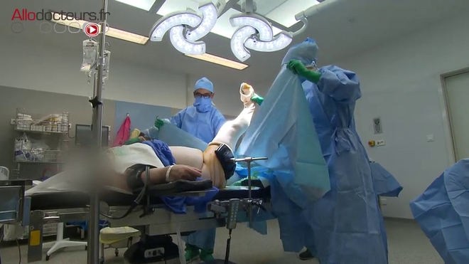Attention, images de chirurgie ! Comment pose-t-on une prothèse de genou ?