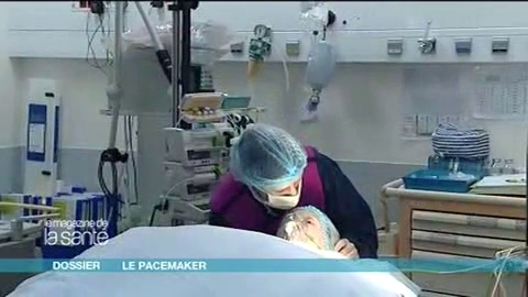Reportage au bloc opératoire, sur la pose d’un pacemaker. Attention, images de chirurgie !