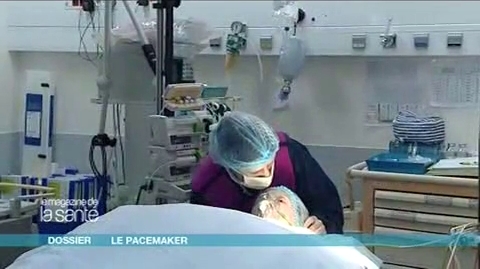 Reportage au bloc opératoire, sur la pose d’un pacemaker. Attention, images de chirurgie !
