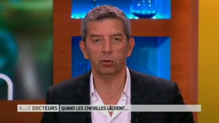 Marina Carrère d'Encausse et Michel Cymes expliquent l'anatomie de la cheville.