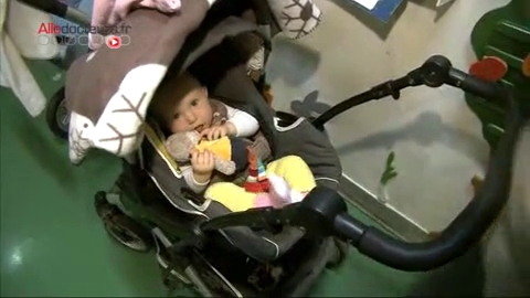 Océane, 7 mois, est atteinte de toxoplasmose congénitale. Katia, sa maman, a été infectée par le parasite en fin de grossesse.