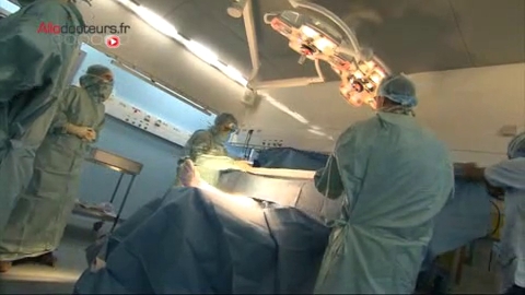 Attention images de chirurgie ! Poser une prothèse au genou ne dure qu'une heure