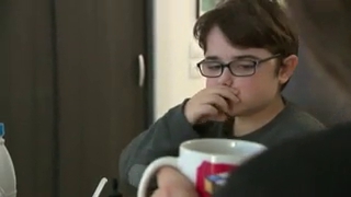 À 10 ans, Hippolyte alternait la marche et le fauteuil manuel. Désormais, il utilise un fauteuil électrique.