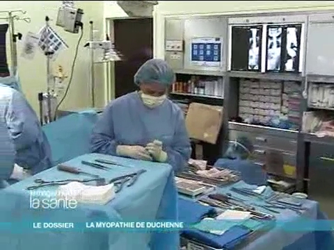 Reportage au bloc opératoire pour comprendre comment la colonne vertébrale est redressée (attention, images de chirurgie orthopédique)