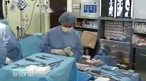 Reportage au bloc opératoire pour comprendre comment la colonne vertébrale est redressée (attention, images de chirurgie orthopédique)