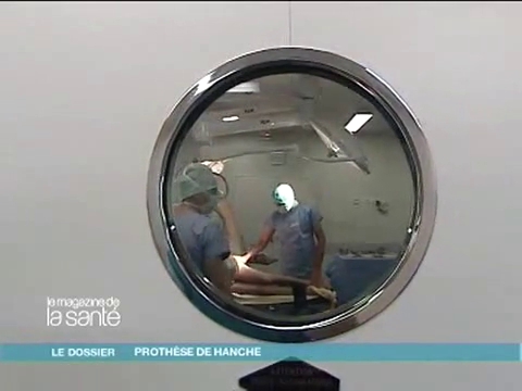 Reportage au bloc opératoire sur la technique du resurfaçage (attention, ce sont des images de chirurgie)