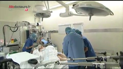 Attention, images de chirurgie : la reprise de prothèse de hanche est une opération délicate et longue durant 3h.