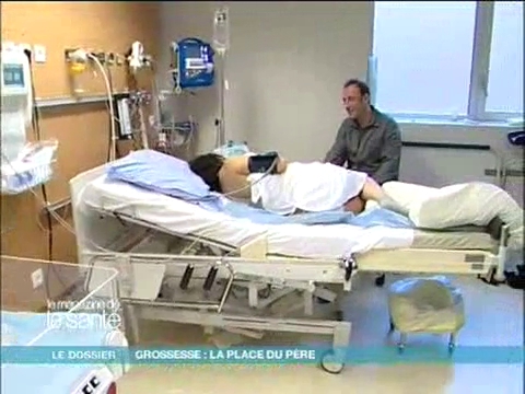 Dans certaines maternités, les pères ont aussi la possibilité d'accéder au bloc opératoire en cas de naissance par césarienne...