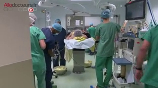 Attention, images de chirurgie ! Opération d'une escarre sous la fesse droite
