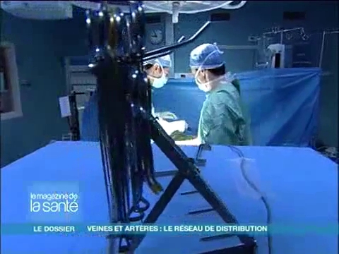 Attention, images d'intervention chirurgicale : le chirugien clampe l'aorte pour sectionner la partie abimée de l'artère.