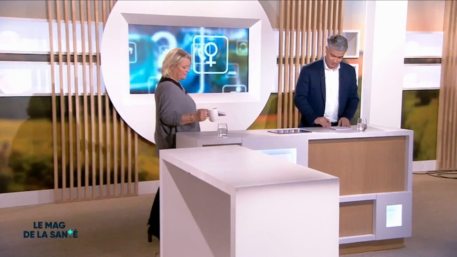 Marina Carrère d'Encausse et Régis Boxelé expliquent le mécanisme de distraction osseuse par régénération.