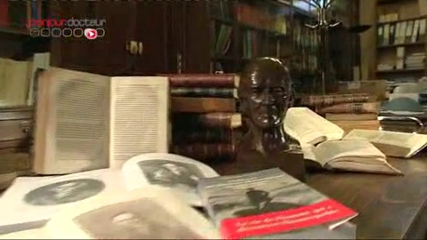 Samuel Hahnemann, un médecin allemand, découvre les principes de l'homéopathie à la fin du XVIIIe siècle