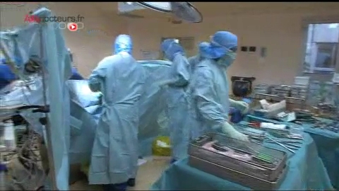 Opération de la prothèse de hanche, attention, images de chirurgie !