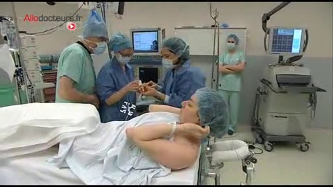 Opération d'un patient éveillé : attention ces images de chirurgie peuvent impressionner.