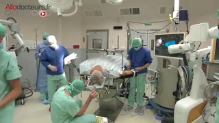Attention, images de chirurgie ! La neuronavigation permet au chirurgien de se diriger dans le cerveau.