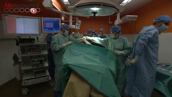 Attention, images d'intervention chirurgicale : l'opération consiste à retirer les parties de l'intestin atteintes de la maladie de Crohn