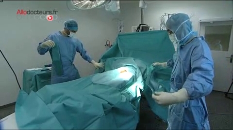 Attention, images d'intervention chirurgicale : le prélèvement testiculaire est l'ultime étape pour les couples stériles.