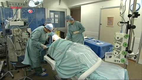 Attention, images de chirurgie : sous la cicatrice chéloïde, se trouvent parfois des poils.