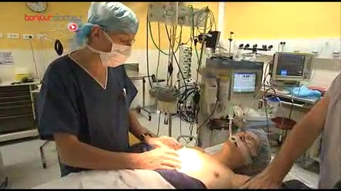 Attention, images de chirurgie ! Pour certaines patientes la chirurgie conservatrice n'est pas possible. Seul recours alors, la mastectomie totale : une ablation intégrale du sein.
