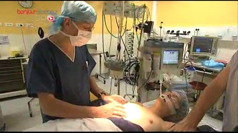 Attention, images de chirurgie ! Pour certaines patientes la chirurgie conservatrice n'est pas possible. Seul recours alors, la mastectomie totale : une ablation intégrale du sein.