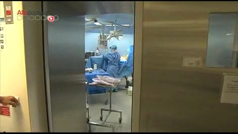 Parfois ces reconstructions se font en plusieurs étapes. Attention, images de chirurgie !