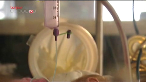 Isabelle allaite son bébé et donne le surplus de son lait pour des bébés qui en manquent...