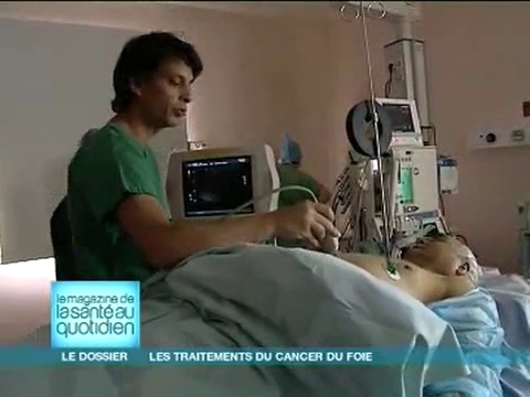 Le chirurgien utilise des électrodes pour détruire les petites tumeurs