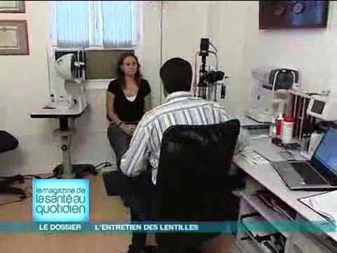 Visite chez le contactologue, le spécialiste des lentilles.