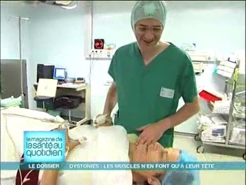 Attention, images d'intervention chirurgicale : le chirurgien sectionne le nerf qui commande la contraction du muscle.