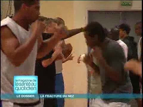 Les boxeurs se fracturent souvent le nez à cause des coups violents au visage.