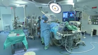 Le chirurgien suit sa progression jusqu'au coeur sur un écran radioscopique.