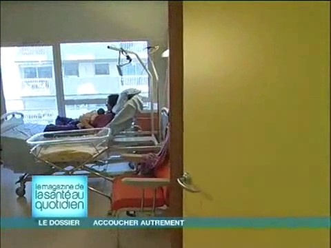 Très courante au Royaume-Uni et en Allemagne, la position sur le côté permet au bébé de descendre plus facilement.