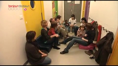 En hôpital de jour, les enfants autistes sont pris en charge quelques demi-journées par semaine, par des infirmiers et des éducateurs spécialisés.