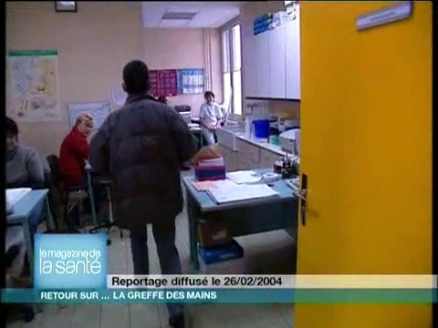 Séance après séance, les mains greffées de Denis gagne en sensibilité (reportage du 26/02/04).