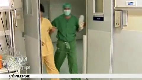La radiochirurgie (Gamma Knife) permet de détruire la région responsable de l'épilepsie, sans ouvrir le crâne.