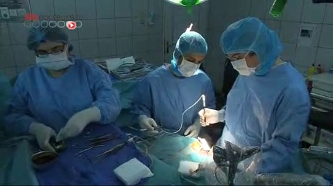 Attention, images d'intervention chirurgicale : le neurochirurgien opère le cerveau à l'aide d'un microscope - Reportage du 2 octobre 2012.