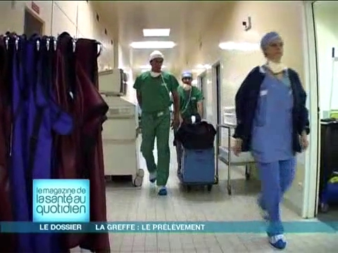 Attention, images d'intervention chirurgicale : huit chirurgiens prélèvent tour à tour un organe différent.