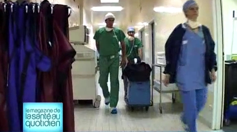 Attention, images d'intervention chirurgicale : huit chirurgiens prélèvent tour à tour un organe différent.