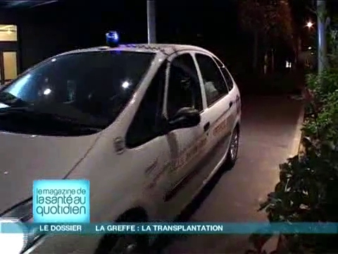 Attention, images d'intervention chirurgicale : les chirurgiens réduisent le volume des poumons du donneur pour l'adapter au receveur.