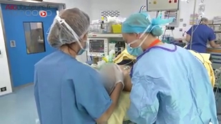 Attention, images de chirurgie : les oreilles décollées peuvent être à l'origine d'un complexe qui justifie une opération.