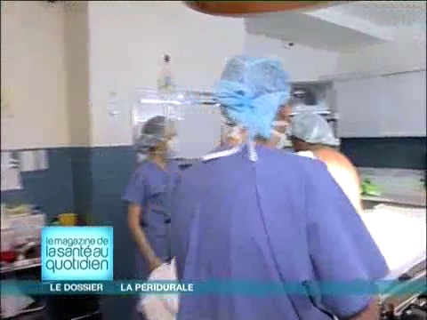 Le médecin injecte le liquide anesthésiant dans l’espace péridural.