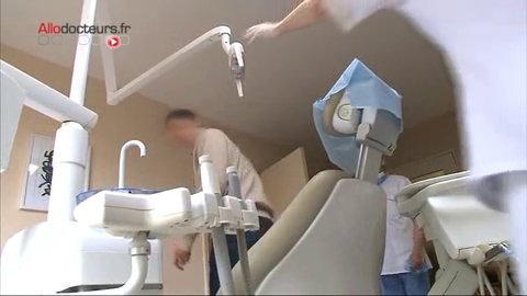 Après un examen complet chez un chirurgien-dentiste, la cause de l'halitose est déterminée.